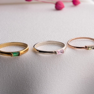 Anillo delicado con piedra natal en forma de baguette: Anillo apilable personalizado de plata de ley