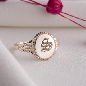 Anillo de plata con letra inglesa antigua, sello inicial personalizado, joyería gótica delicada, anillo gótico con monograma, anillo gótico vintage personalizado