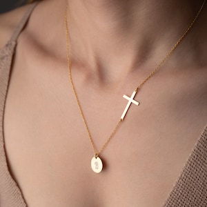 Croix latérale en argent avec initiales, collier avec croix latérale, initiales personnalisées, cadeau de baptême, bijoux religieux