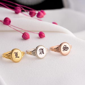 Anillo de sello con inicial personalizado, delicada joyería gótica, anillo de plata con letra inglesa antigua, anillo con inicial grabada, anillo gótico vintage personalizado.