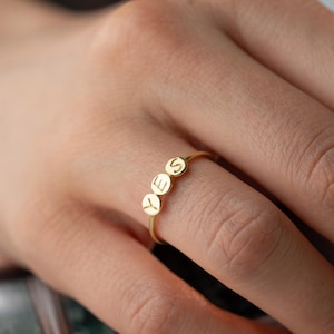 Anillo con inicial personalizado, delicado anillo de disco, anillo de sello, anillos con nombre e inicial personalizados para mujer, anillo apilable con letras personalizadas, anillo con alfabeto