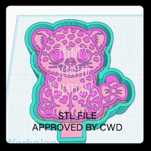 Könnte beinhalten: Ein türkisfarbener Ausstechform mit einem rosa Leopardenbaby-Design mit großen Augen und einer Schleife am Schwanz. Der Text IRENE'S SCENTED CREATIONS STL FILE APPROVED BY CWD ist in Schwarz über die Mitte der Leopardenfigur gedruckt.