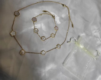 Ladies 18k gold plated Clover jewellery set. Earrings. Necklace and bracelet included with pouch.