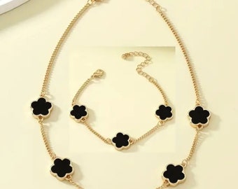 Trèfle à quatre feuilles. Parure de bijoux pour femme avec collier et bracelet en plaqué or 18 carats noirs (noir)