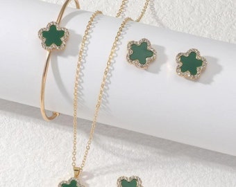 Trèfle à quatre feuilles. Parure pour femme avec collier, boucles d'oreilles et bague en plaqué or 18 carats verts (vert)