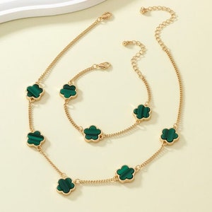 Trèfle à quatre feuilles. Parure pour femme avec collier et bracelet en plaqué or 18 carats verts vert image 1