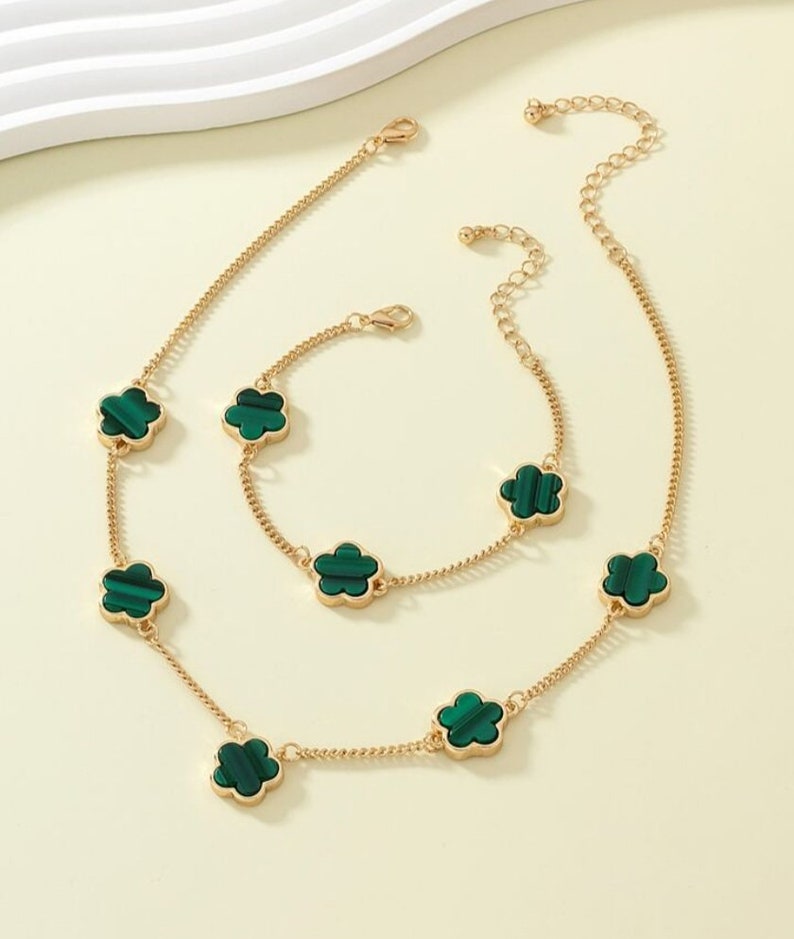 Trèfle à quatre feuilles. Parure pour femme avec collier et bracelet en plaqué or 18 carats verts vert image 1