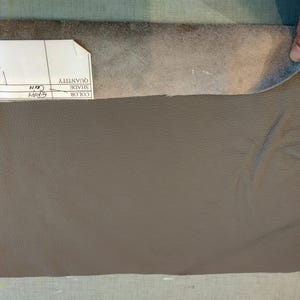 Lámina de cuero gris de primera calidad: cuero suave y duradero para manualidades, billeteras, bolsos y proyectos de bricolaje.