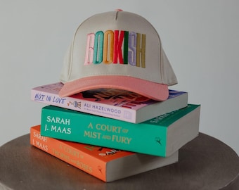 Cappello da camionista ricamato con libro arcobaleno libresco