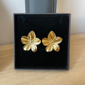 Boucles doreille femme grosse fleur big flower en acier inoxydable doré boucles doreilles puce or image 1