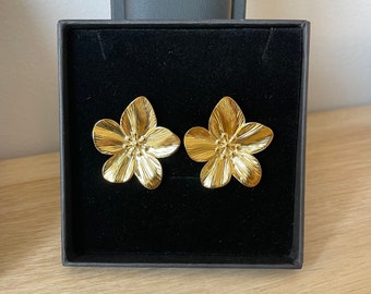 Boucles d’oreille femme grosse fleur big flower en acier inoxydable doré • boucles d’oreilles puce or