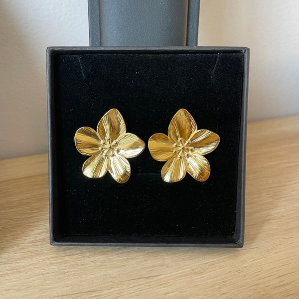 Boucles d’oreille femme grosse fleur big flower en acier inoxydable doré • boucles d’oreilles puce or