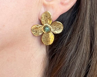 Women's flower earrings with emerald green stone in gold stainless steel