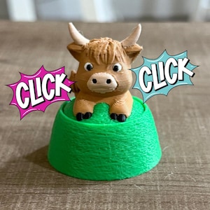Highland Cow Fidget Toy 3D Printed  – Cute Clicker Cow on Grass | Stress Relief Toy | Kawaii Cow Gift | Desk Toy for Cow Lovers
