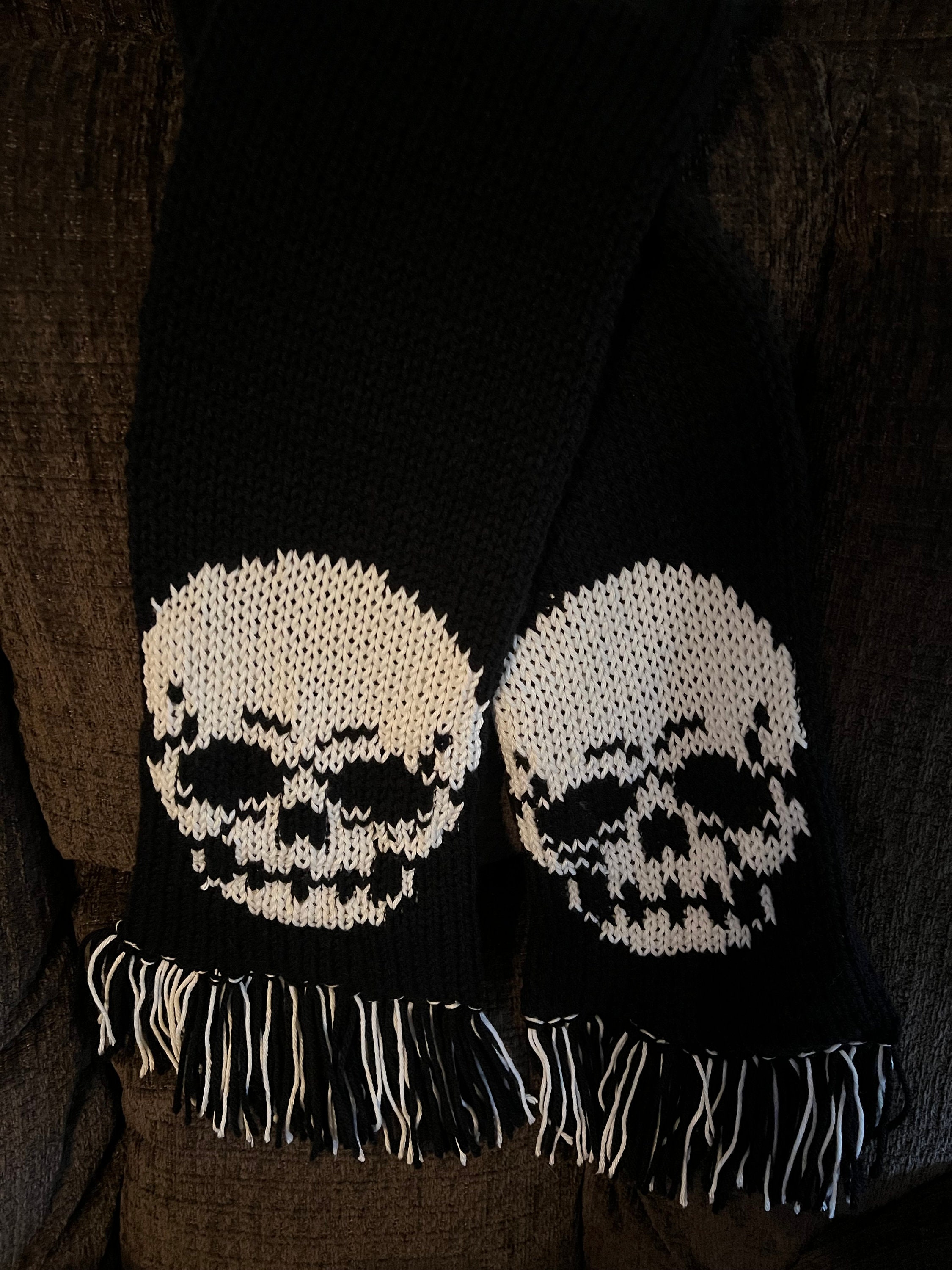 Spooky Skull Knit Hat & Scarf Pattern for Addi 46 /sentro 48