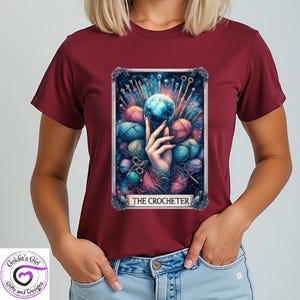 Camiseta de la Carta del Tarot del Crocheter / Camiseta de Hilo y Aguja de Crochet / Camiseta Divertida para Manualidades / Regalo para Tejedores de Crochet / Camiseta de Crochet Inspirada en el Tarot