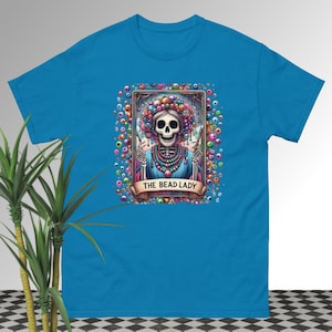Camiseta de la Carta del Tarot de la Dama de las Cuentas: Esqueleto con cuentas, rodeado de cuentas. Camiseta gótica de abalorios para artesanos y joyeros.