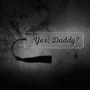 Sim, papai? Marcador de página | Marcador de página em acrílico picante com borla | Acessório obscuro de romance sombrio | Presente literário feito à mão | Presente literário picante