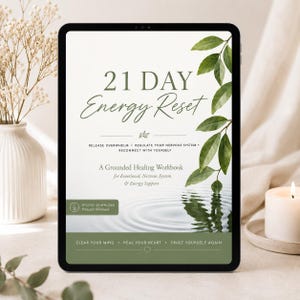 Op de afbeelding: Een digitale tablet met een werkboek getiteld 21 Day Energy Reset. De omslag bevat groene bladeren, waterrimpelingen en de tekst Release Overwhelm, Regulate Your Nervous System, Reconnect With Yourself, en Clear Your Mind, Heal Your Heart, Trust Yourself Again.