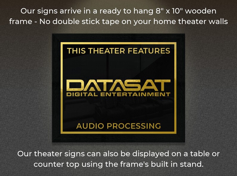 Puede incluir: Un cartel negro enmarcado con letras doradas que dice "This Theater Features Datasat Digital Entertainment Audio Processing". El cartel mide 20,32 cm por 25,4 cm y se puede colgar en la pared o colocar en una mesa.