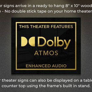K&ouml;nnte beinhalten: Ein schwarzes, gerahmtes Schild mit goldenen Buchstaben, auf dem "This Theater Features Dolby Atmos Enhanced Audio" steht. Das Schild ist 8 Zoll mal 10 Zoll gro&szlig; und zum Aufh&auml;ngen bereit.