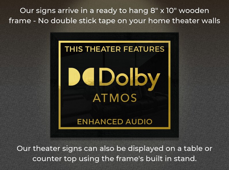 K&ouml;nnte beinhalten: Ein schwarzes, gerahmtes Schild mit goldenen Buchstaben, auf dem "This Theater Features Dolby Atmos Enhanced Audio" steht. Das Schild ist 8 Zoll mal 10 Zoll gro&szlig; und zum Aufh&auml;ngen bereit.