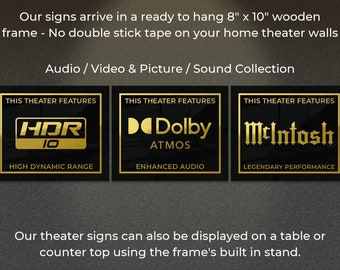 Puede incluir: Tres carteles dorados enmarcados con fondos negros. Los carteles presentan los logotipos de HDR10, Dolby Atmos y McIntosh. El texto en los carteles dice "Este cine ofrece" y describe las características como "Alto rango dinámico", "Audio mejorado" y "Rendimiento legendario".