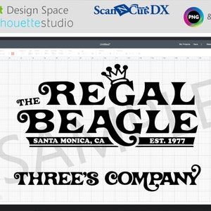 以下が含まれることがあります： 黒色のデジタルデザイン。テキスト「THE REGAL BEAGLE」と「REGAL」の上に王冠、「SANTA MONICA, CA EST. 1977」が下に配置。 「THREE'S COMPANY」の文字も含まれています。 デジタルキャンバス上のデザイン。