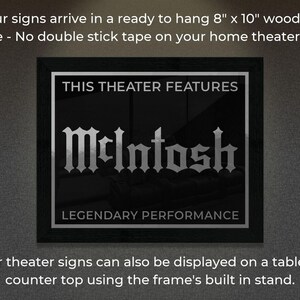 Pode incluir: Uma placa preta enquadrada com fundo prateado e texto branco. A placa diz "This Theater Features McIntosh Legendary Performance". A placa mede 20,32 cm por 25,4 cm e est&aacute; pronta para pendurar.