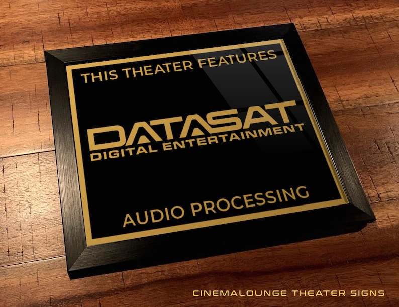 Puede incluir: Se&ntilde;al negra enmarcada con letras doradas que dice "This theater features Datasat Digital Entertainment Audio Processing".