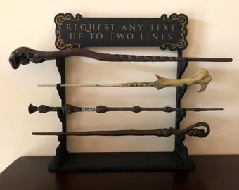 Estante de exhibición híbrido de varitas de Wizarding World para mesa o pared - Personalización opcional gratuita - Capacidad para 4 varitas - Envío gratuito