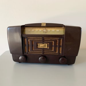 Vintage 1947 RCA Bakelite Radio, Model 66X11,  Art Deco Tube Radio