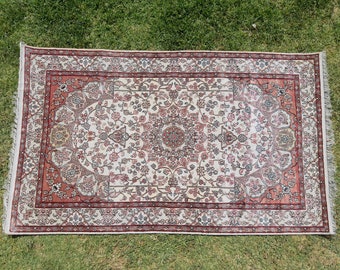 Rara joya artesanal: antigua alfombra de seda asiática que data de siglos atrás