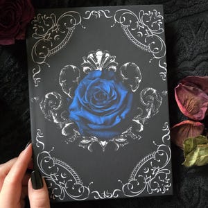 Diario gótico estético de tapa dura con rosa azul real / Cuaderno floral victoriano oscuro romántico / Regalo atemporal / Diario de cartas de amor y poesía