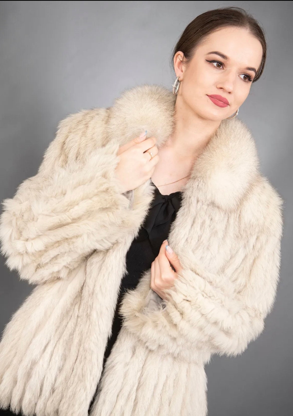 Beige Fur Coat Bag Made Natural Lynx Fur Hands Mannequin Stock