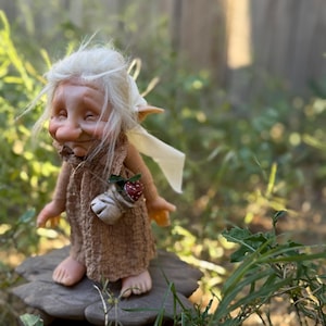 Duende artesanal articulado, figura de duende del bosque, muñeco artesanal coleccionable. Figura única de 25 cm, hecho totalmente a mano.