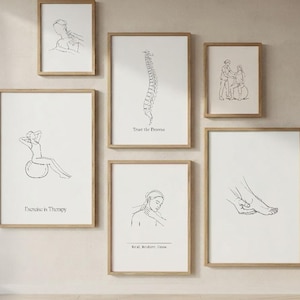 Könnte beinhalten: Ein Set aus sechs gerahmten Wandbildern mit schwarzen Strichzeichnungen auf weißem Hintergrund. Die Illustrationen zeigen Themen aus Physiotherapie, Massage und Anatomie, darunter eine Wirbelsäule, eine Person auf einem Gymnastikball.