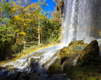 Wasserfall mit Regenbogenguss | Regenbogen im Wasser | Wasserfall | Entspannendes Foto mit Wasser | Herbstfotografie | Herbstlaub