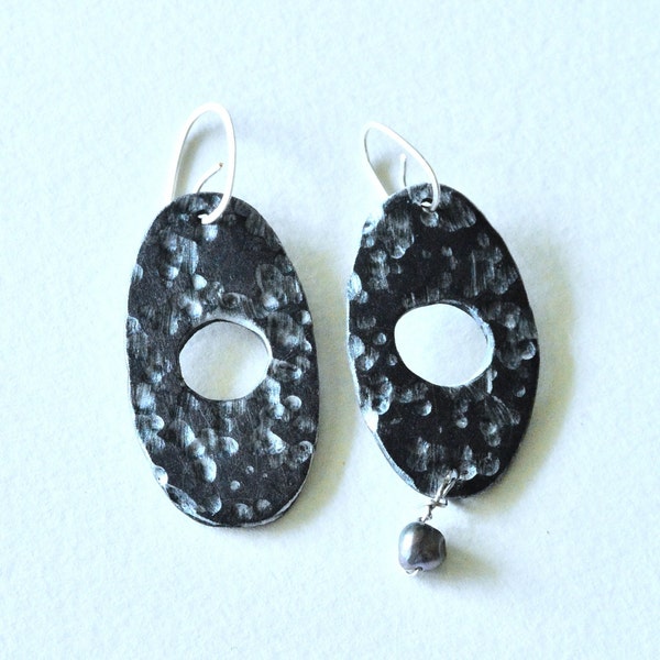 Boucles d'oreilles noires et argent Entinea agrémentées d'une perle d'eau douce, modèle unique, design et attache fait mains