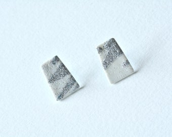 Clous d'oreilles blancs et argentés Entinea, modèle unique en argile polymère et acier inoxydable, design totalement fait mains