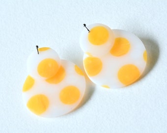 Boucles d'oreilles blanches et jaunes translucides Entinea, modèle unique en argile polymère, acier inoxydable, design totalement fait mains