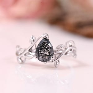 Blatt-Schwarzer Rutilquarzring birnenförmiger Quarz-Verlobungsring Weißgold-Zweigring Versprechen Jahrestagring Natürlicher Ehering