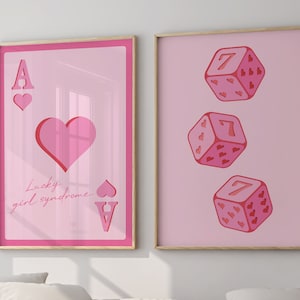 Trendy Retro Wandkunst 2er-Set, Glückswürfel-Druck, Ass-Karte, Glücksmädchen-Druck, adrette trendige Drucke, ästhetisches rosa Würfelplakat, Wohnheim Poster