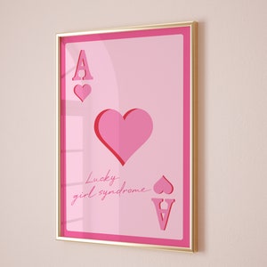 Arte da parete retrò alla moda, stampa ragazza fortunata, arte da parete retrò rosa, stampe preppy alla moda, poster estetico di carta rosa, poster del dormitorio, asso di cuori