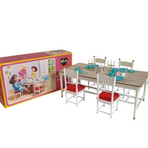 Vintage stamboom Sindy Scenesetters eettafel en stoelen met originele accessoires in doos #44527 Schaal 1:6