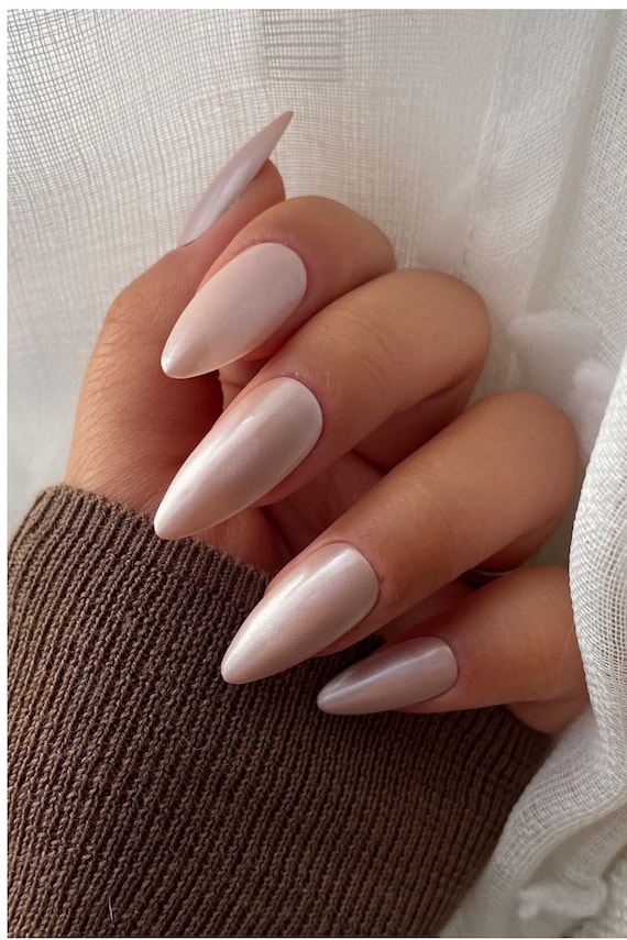 Salon Amis - cute almond shape with a classic light pink color 💓🌟| link  in bio to book appointment with Jana 🎉 . #nails #almondnails #pinknails💅  #salon #nailtech #appointmentsavailable | Facebook