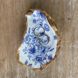 Blue Floral Oyster Ring Dish: Gold Accent Jewelry Holder