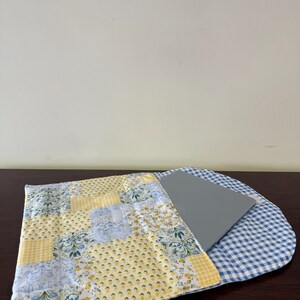 Funda para portátil con diseño de patchwork – Funda para MacBook con estampado floral azul y amarillo.