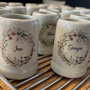 Schnapsglas, Schnapskrug, Mini-Steinkrug, personalisiert, Gastgeschenk, Hochzeit, Platzkarte, Bierkrug klein, Stamperl, Wiesenblumen, Wiesn