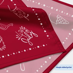 Puede incluir: Bandana roja con ilustraciones blancas de fuegos artificiales, helados y gafas de sol. El texto "4th of July" se muestra en una fuente decorativa. Estrellas blancas bordean los bordes, ideal para el D&iacute;a de la Independencia.